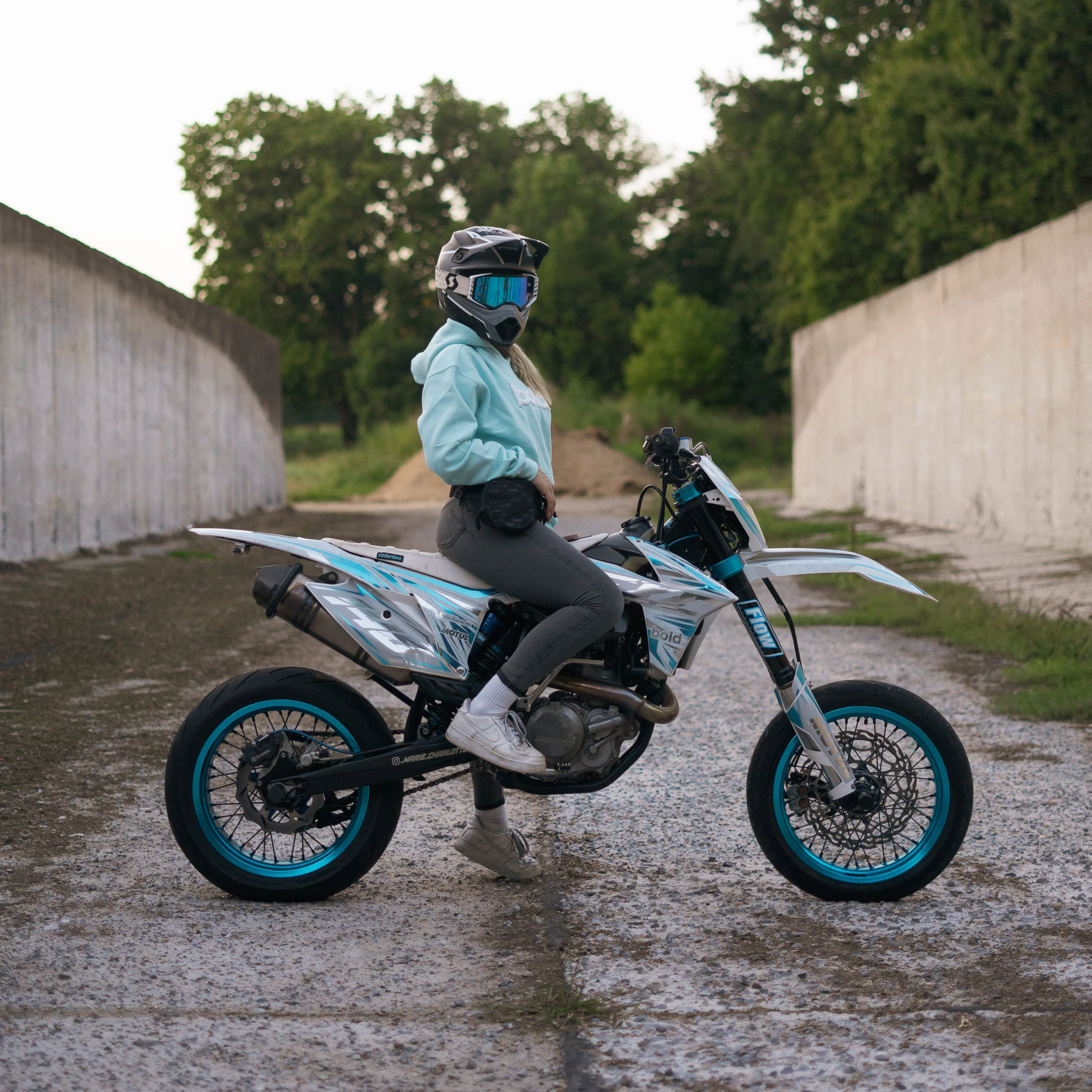 bold. Aqua Hoodie (oversize fit) - Image 2