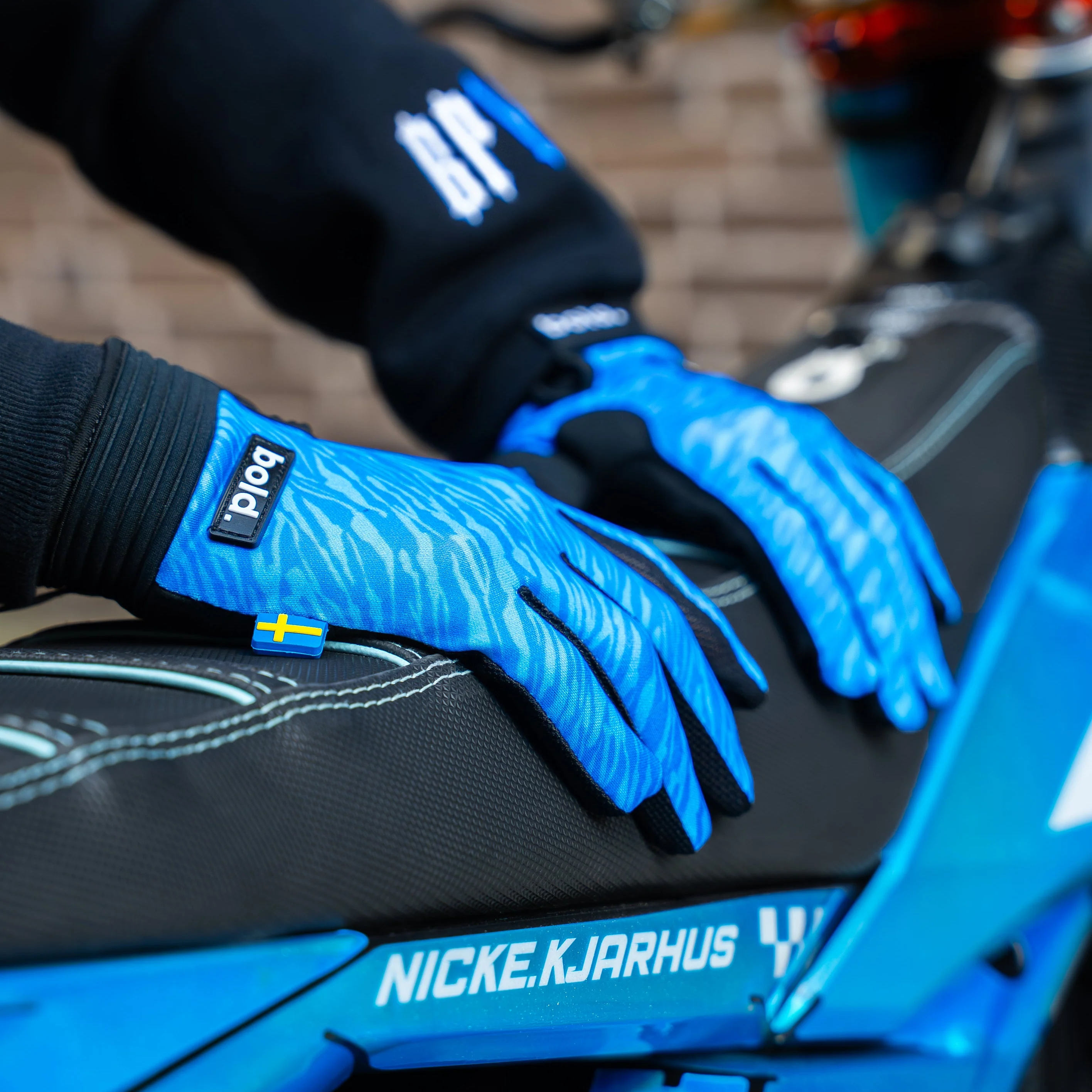 bold. NTK V5 SWIFT MX GLOVES - Image 4
