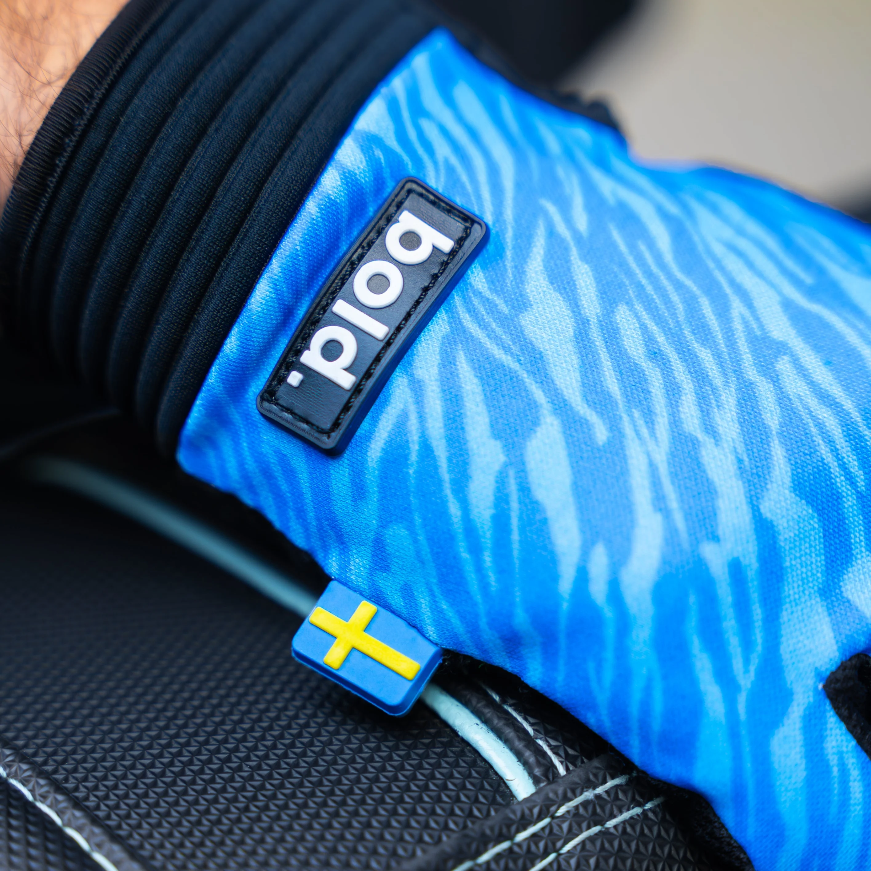 bold. NTK V5 SWIFT MX GLOVES - Image 5
