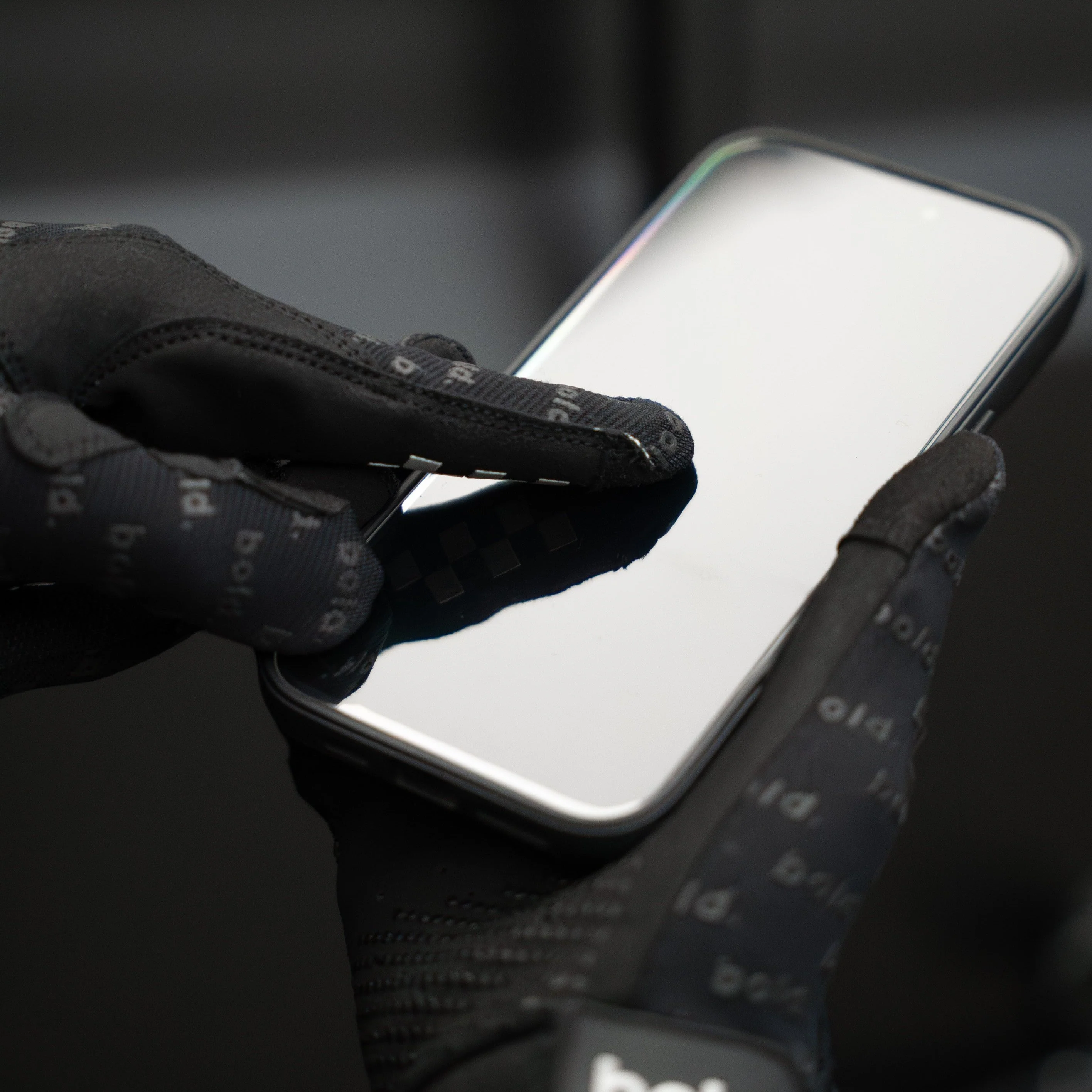 bold. SWIFT MX GLOVES - Black Edition - Image 10