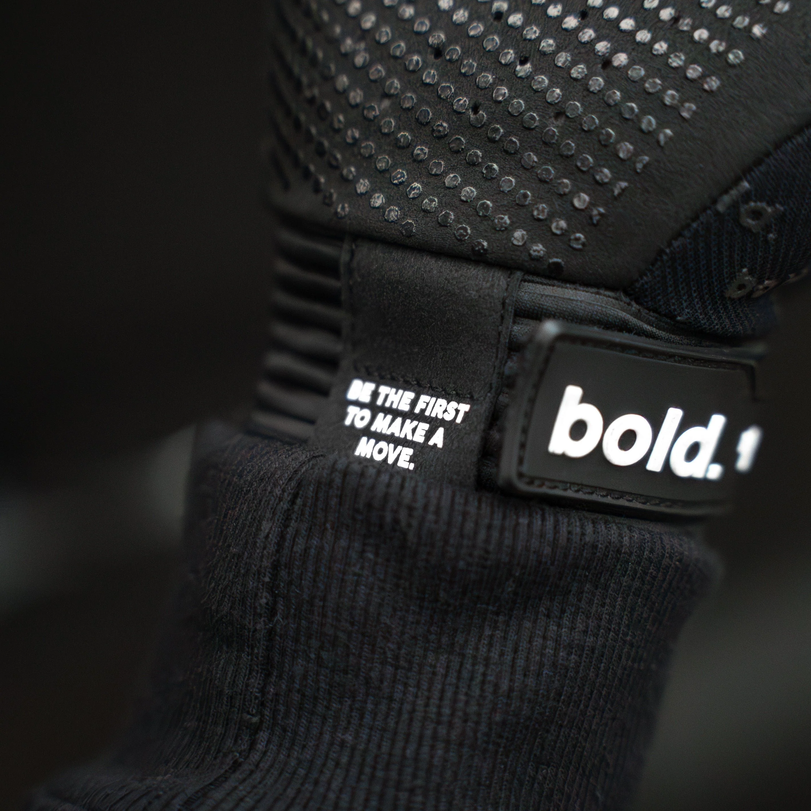 bold. SWIFT MX GLOVES - Black Edition - Image 4