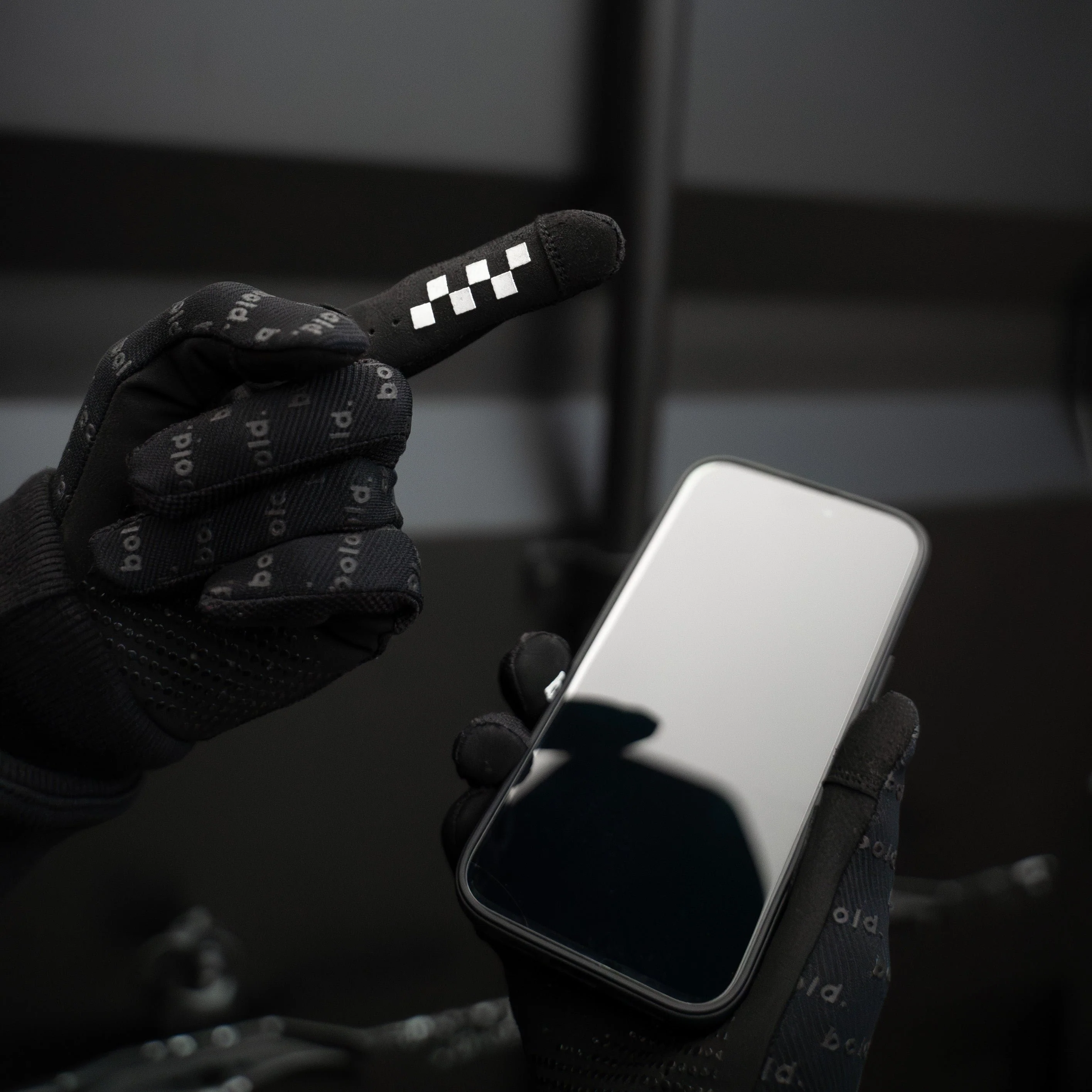 bold. SWIFT MX GLOVES - Black Edition - Image 9