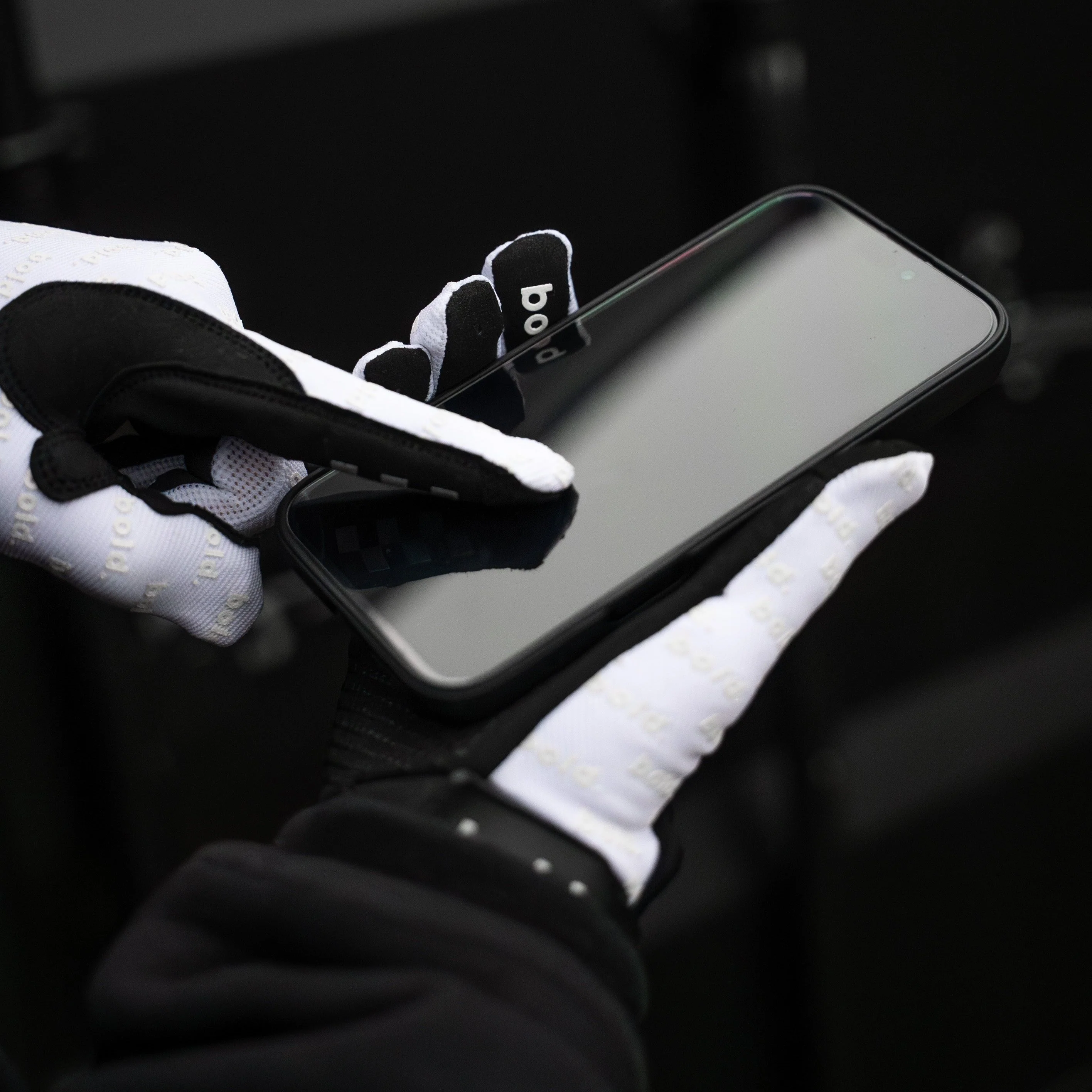 bold. SWIFT MX GLOVES - White Edition - Image 10