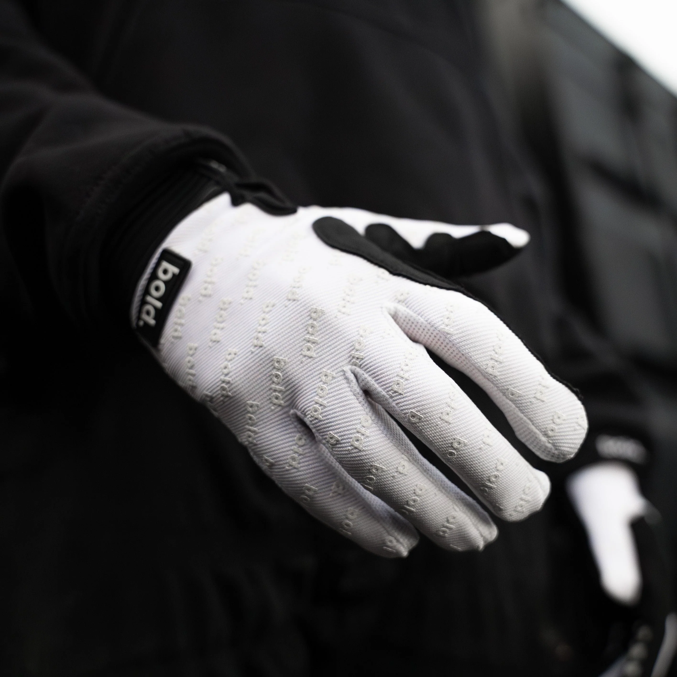 bold. SWIFT MX GLOVES - White Edition - Image 3